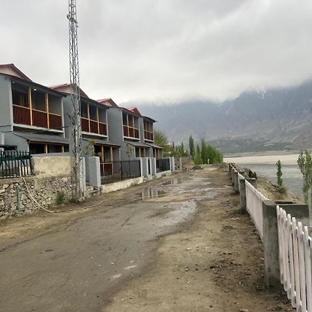 Eat And Read Hotel Skardu Buitenkant foto