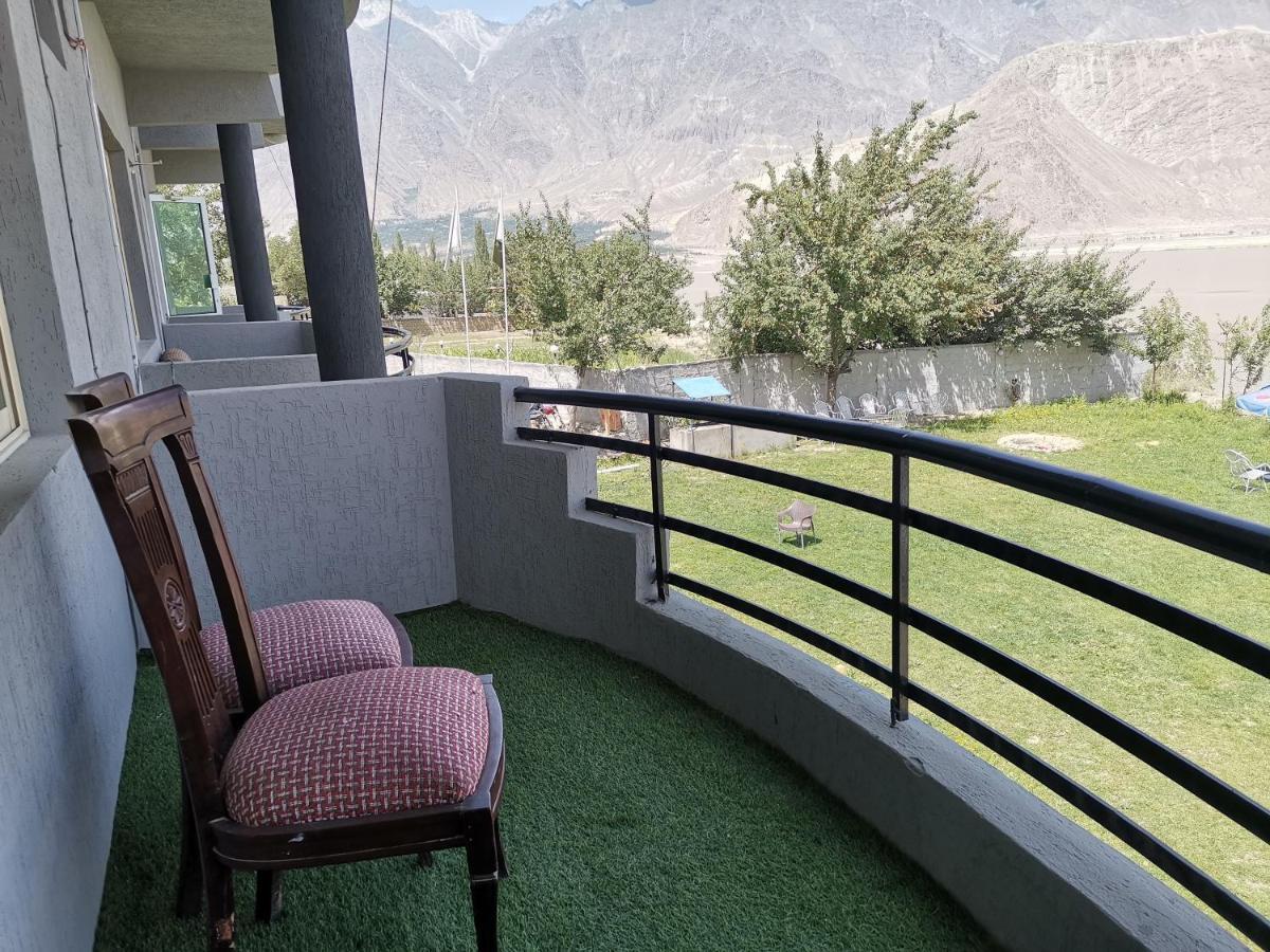 Eat And Read Hotel Skardu Buitenkant foto