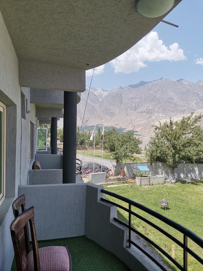 Eat And Read Hotel Skardu Buitenkant foto