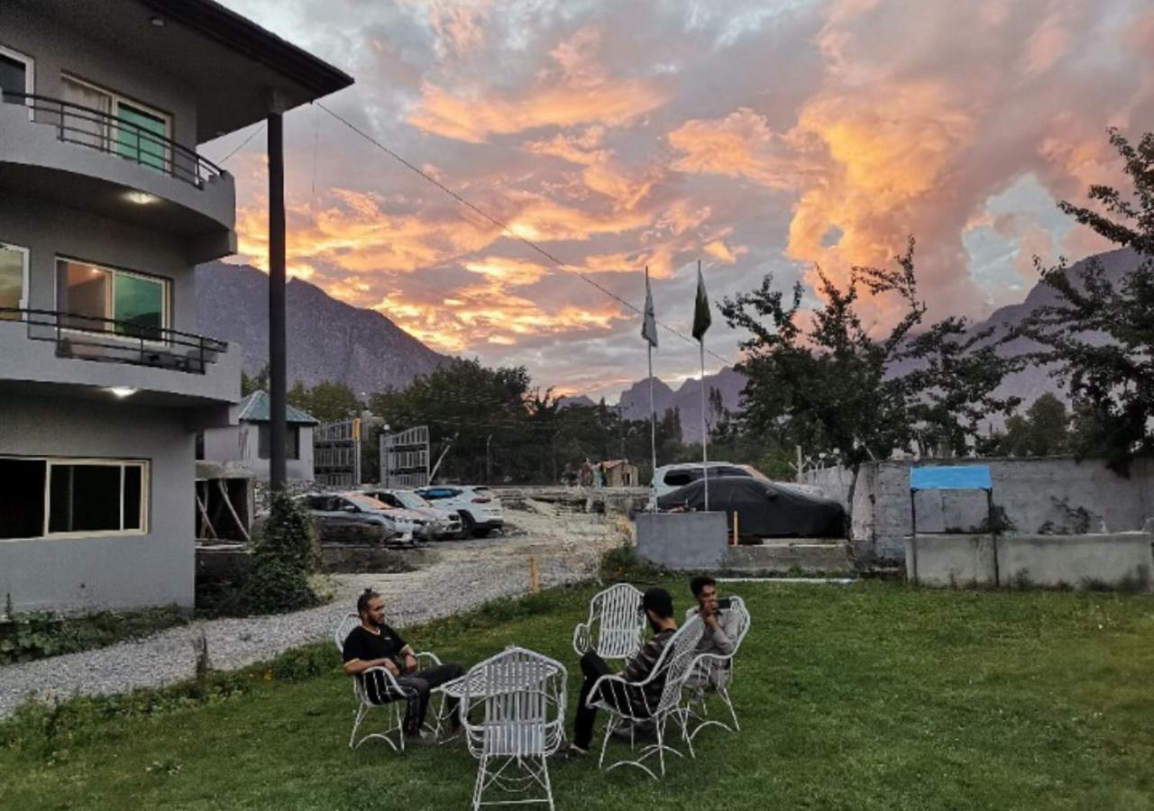 Eat And Read Hotel Skardu Buitenkant foto