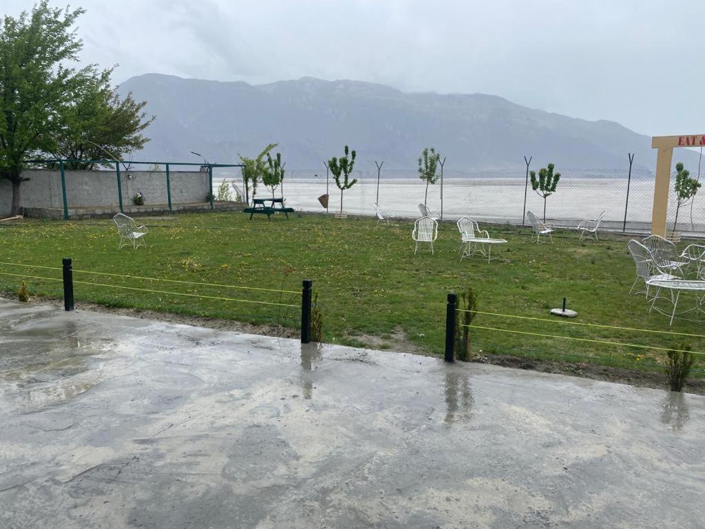Eat And Read Hotel Skardu Buitenkant foto