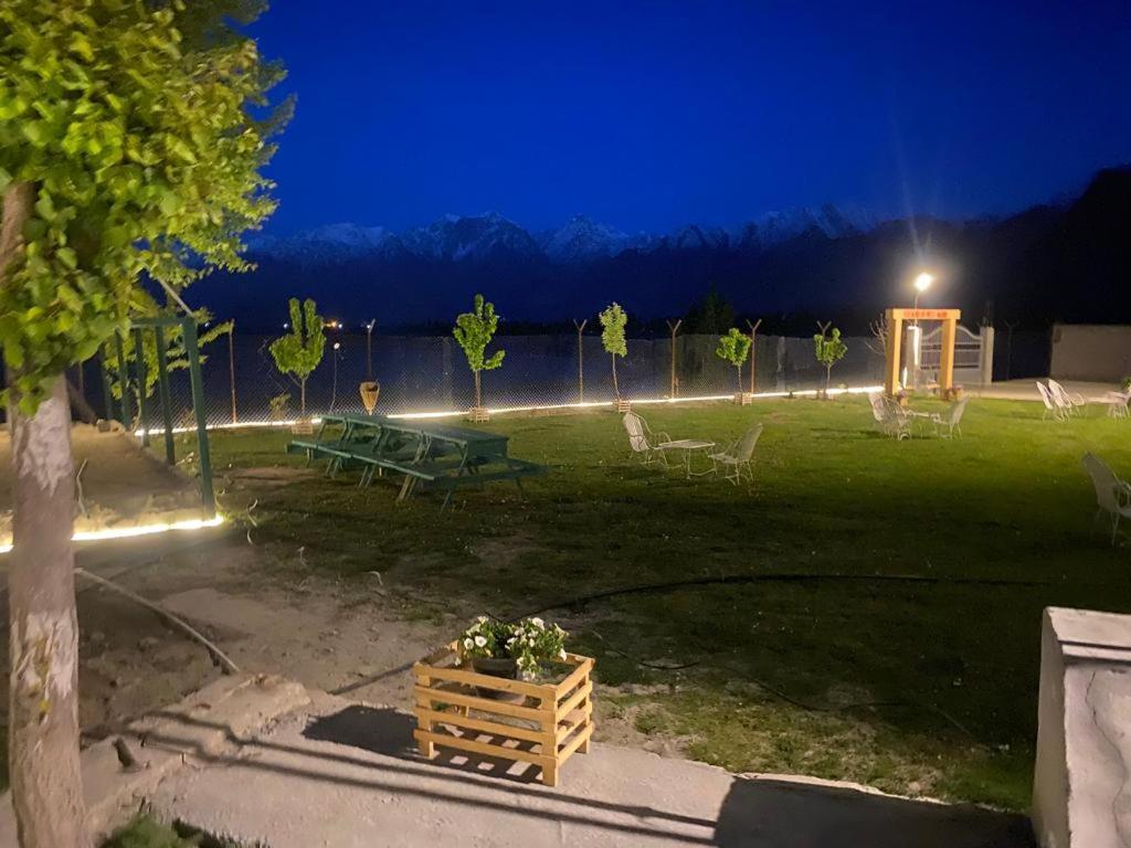 Eat And Read Hotel Skardu Buitenkant foto