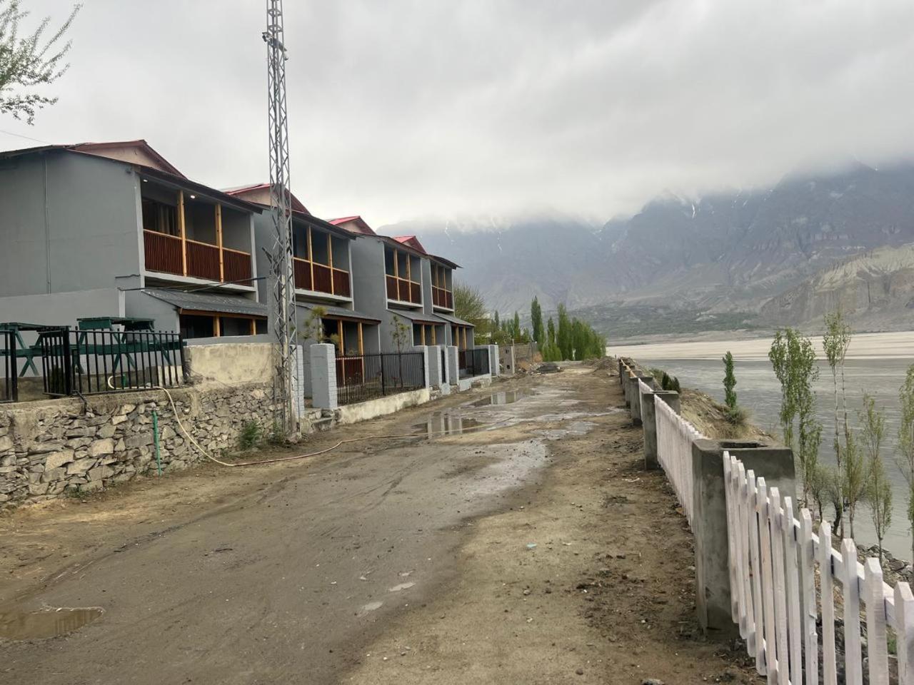 Eat And Read Hotel Skardu Buitenkant foto
