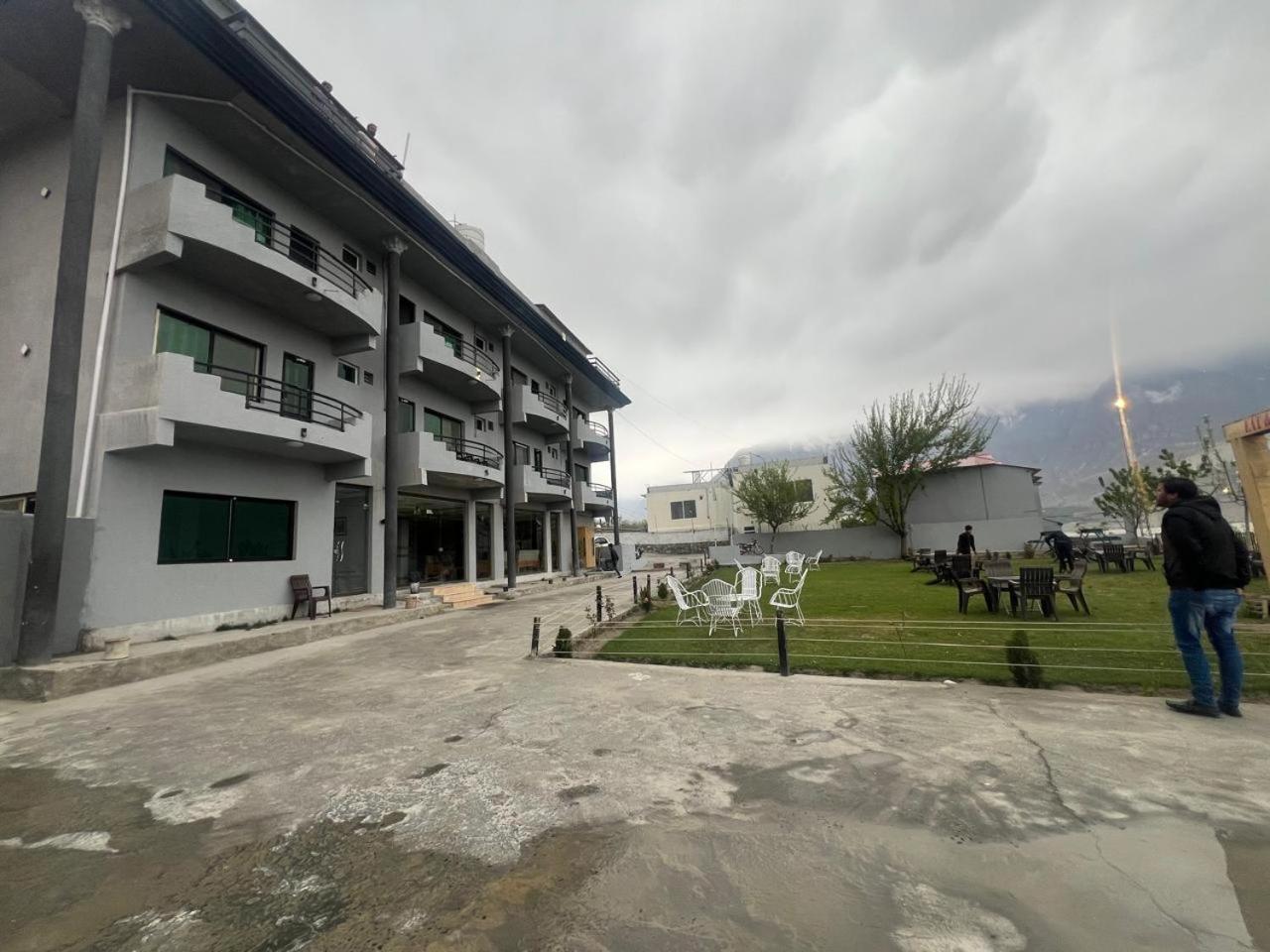 Eat And Read Hotel Skardu Buitenkant foto