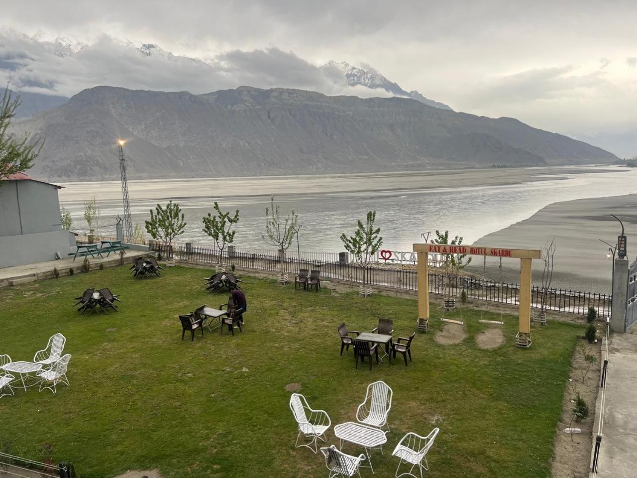 Eat And Read Hotel Skardu Buitenkant foto